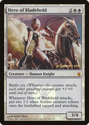 Hero of Bladehold [Mirrodin Besieged Prerelease Promos] ESPAÑOL
